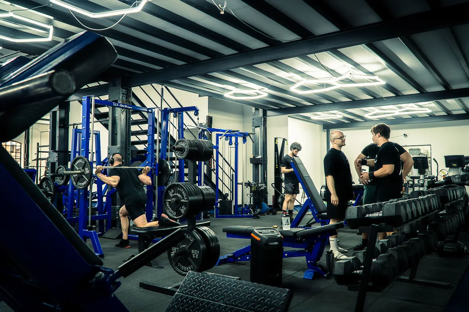 Edzők és sportolók közös munka közben a Barbell Bunkerben